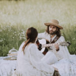 Servizio fotografico di coppia con picnic nel Mugello