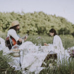Servizio fotografico di coppia con picnic nel Mugello