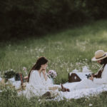 Servizio fotografico di coppia con picnic nel Mugello