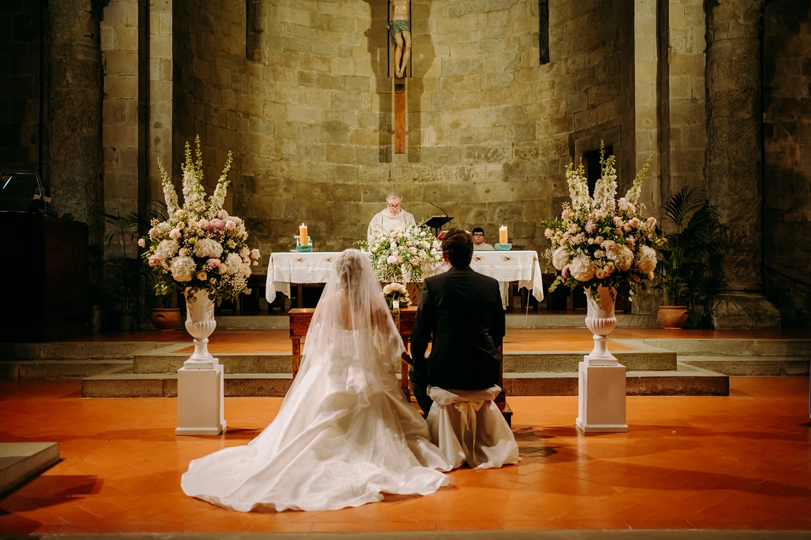 Vista degli sposi in chiesa durante la cerimonia di matrimonio in mugello