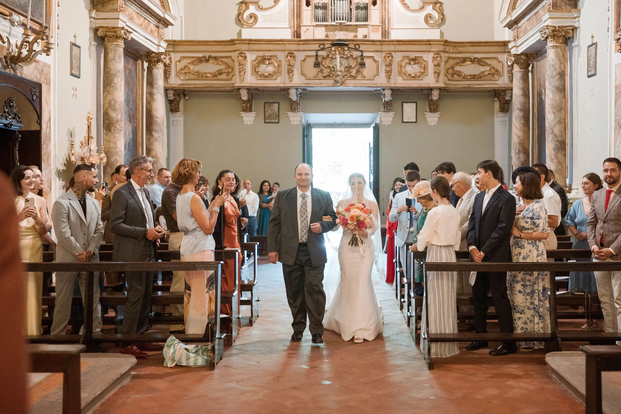 La sposa entra in chiesa accompagnata dal padre