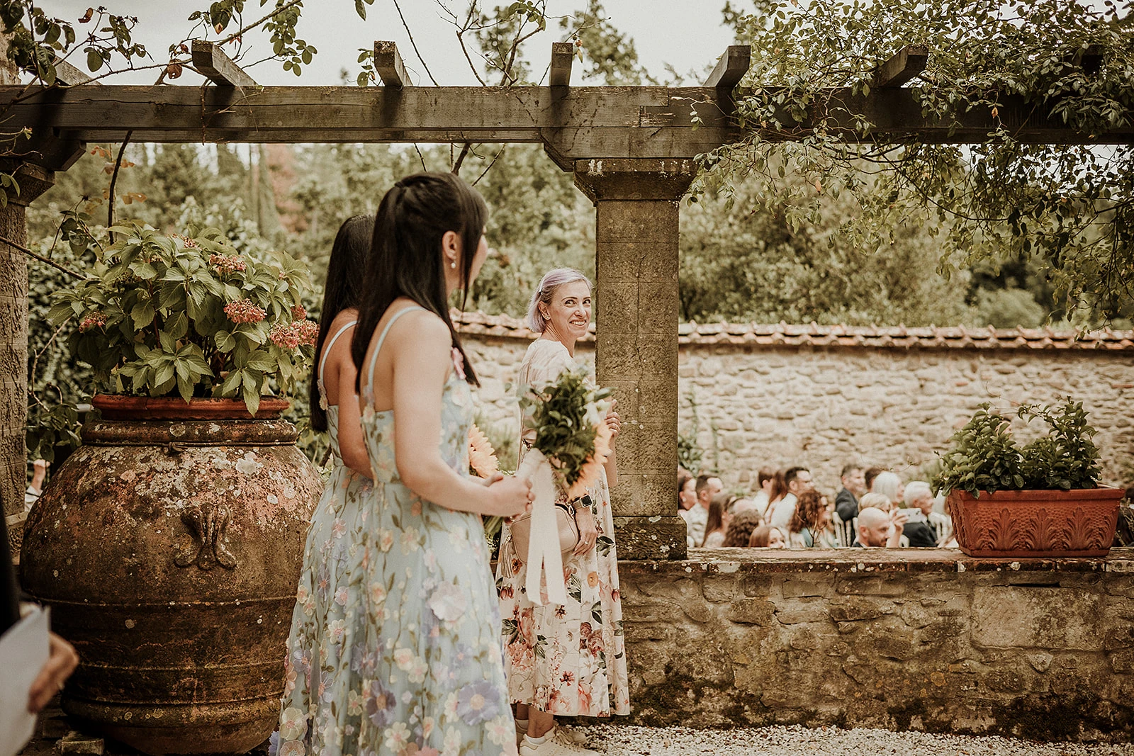 Presenza discreta della wedding helper durante il coordinamneto della cerimonia di matrimonio in mugello