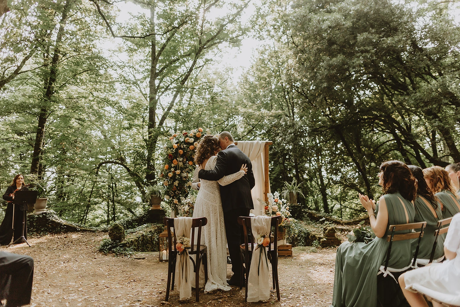 Gli sposi si abbracciano alla fine della  cerimonia di matrimonio in Mugello