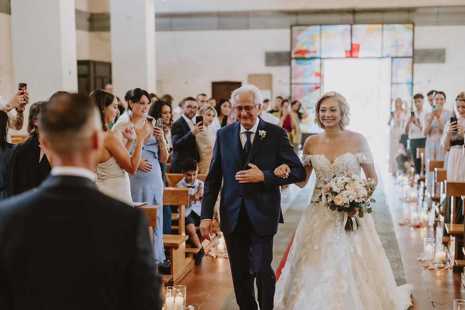 Ingresso della sposa in chiesa accompagnata dal padre emozionato 