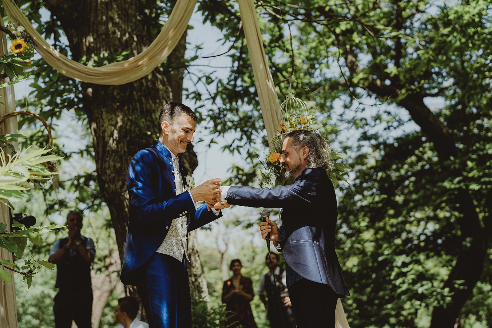 Scambio delle promesse durante il matrimonio simbolico in campagna toscana