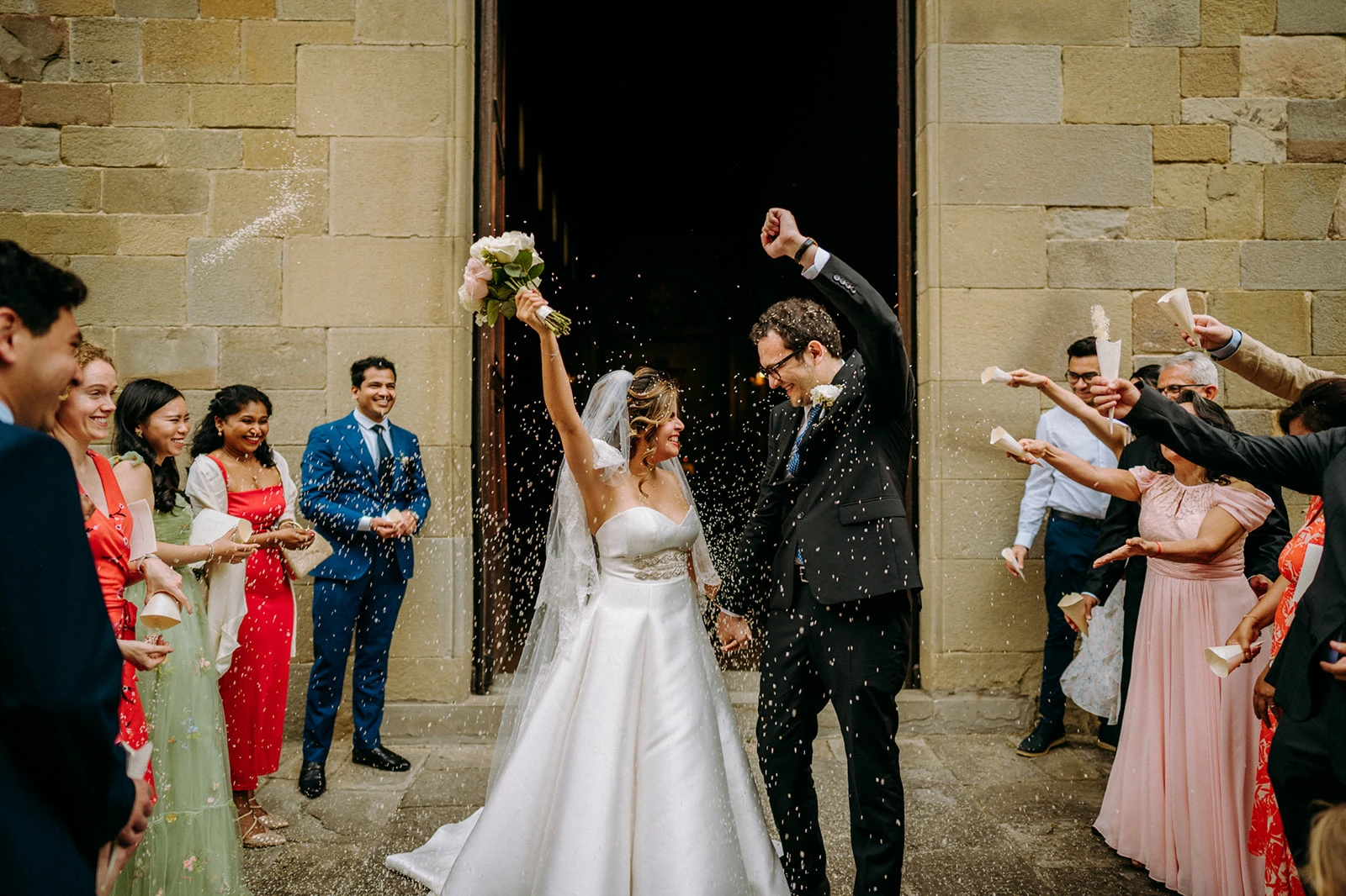 gli sposi escono dalla chiesa, lancio del riso, matrimonio coordinato da euphoria events