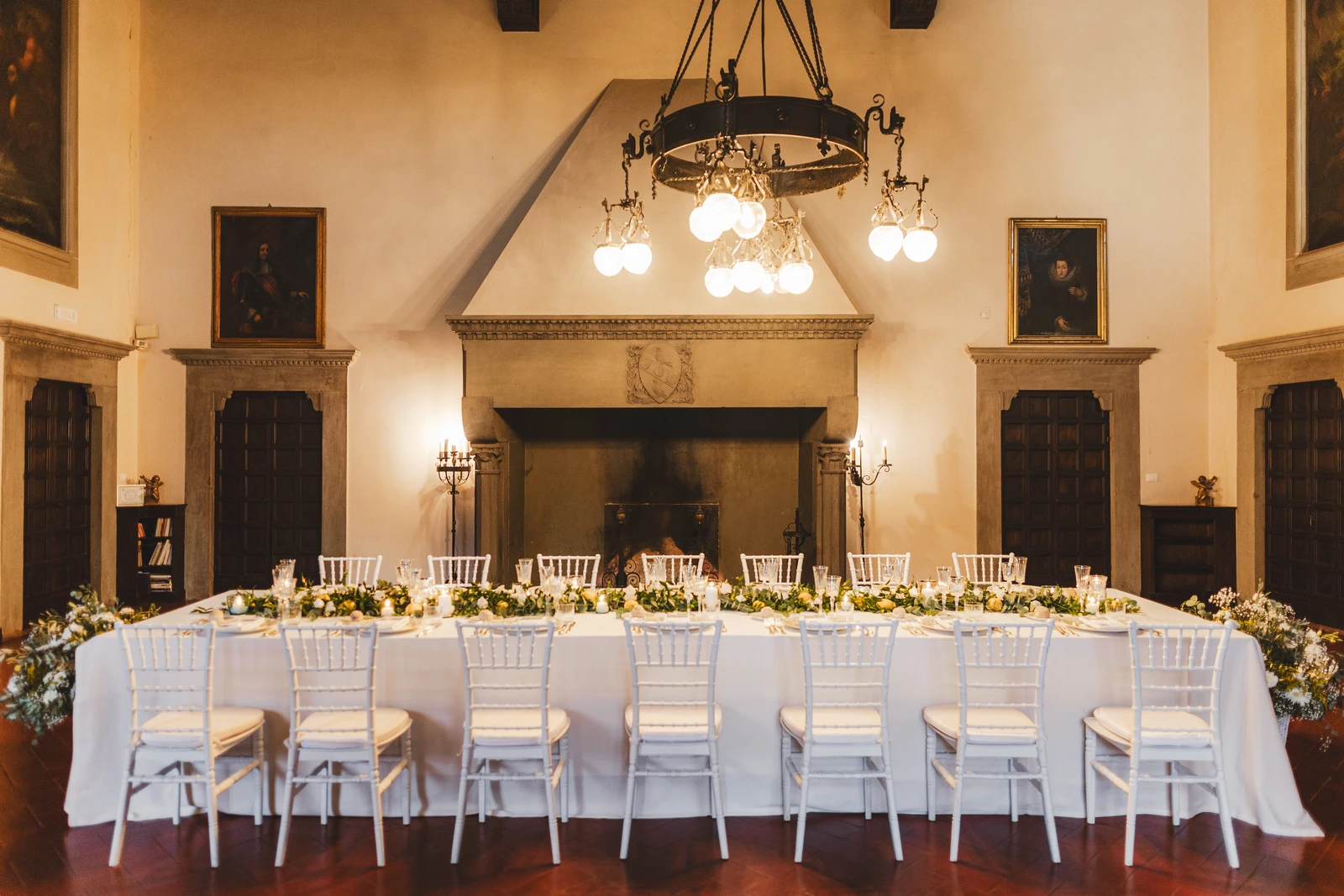 Allestimento del tavolo imperiale del ricevimento di matrimonio in toscana