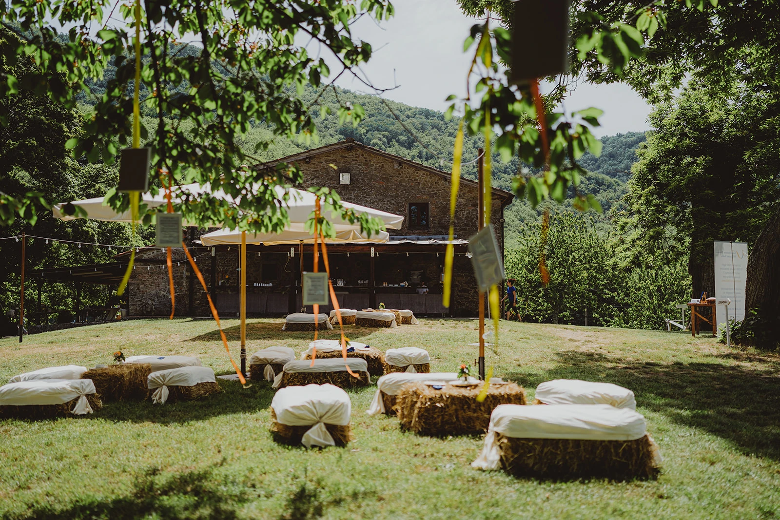 Allestimento apritivo con presse di fieno per il matrimonio in agriturismo Mugello organizzato da euphoria events