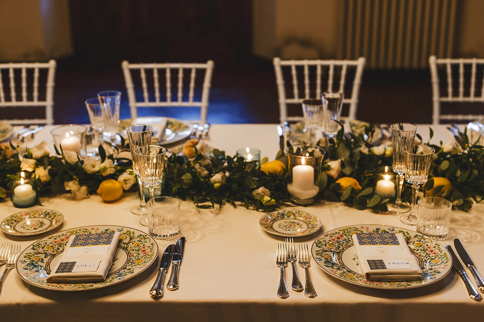 Composizioni floreali e limoni del ricevimento di matrimonio