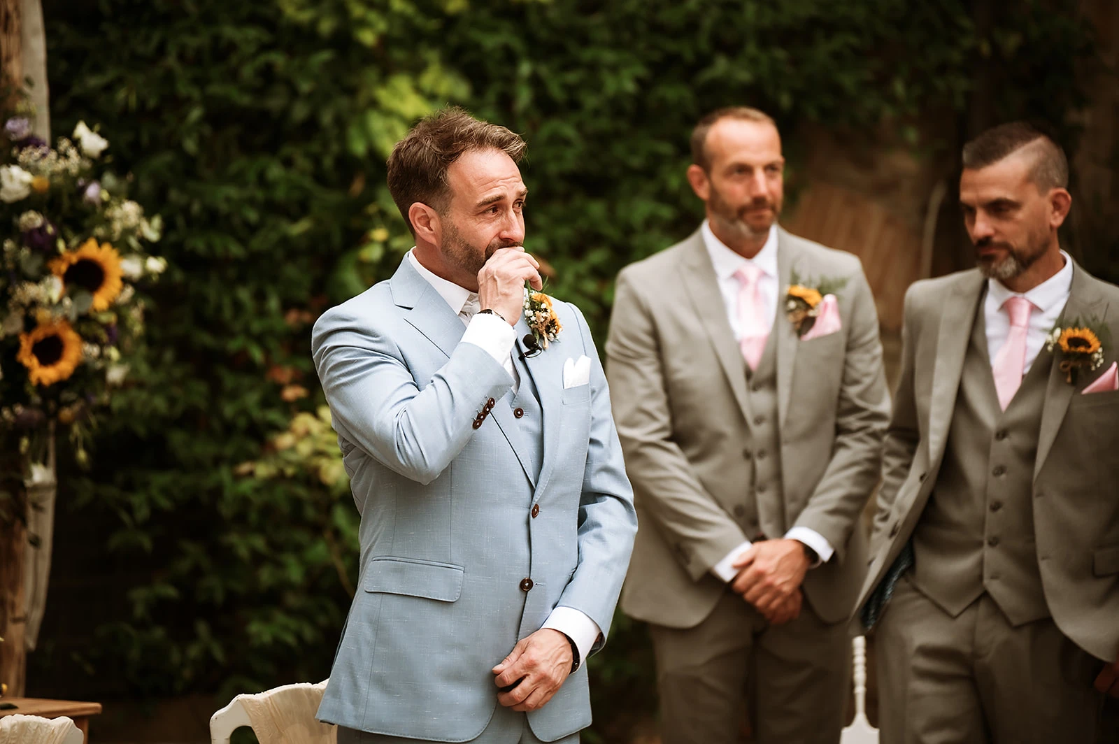 Lo sposo emozionato aspetta l'ingresso della sposa alla cerimonia 