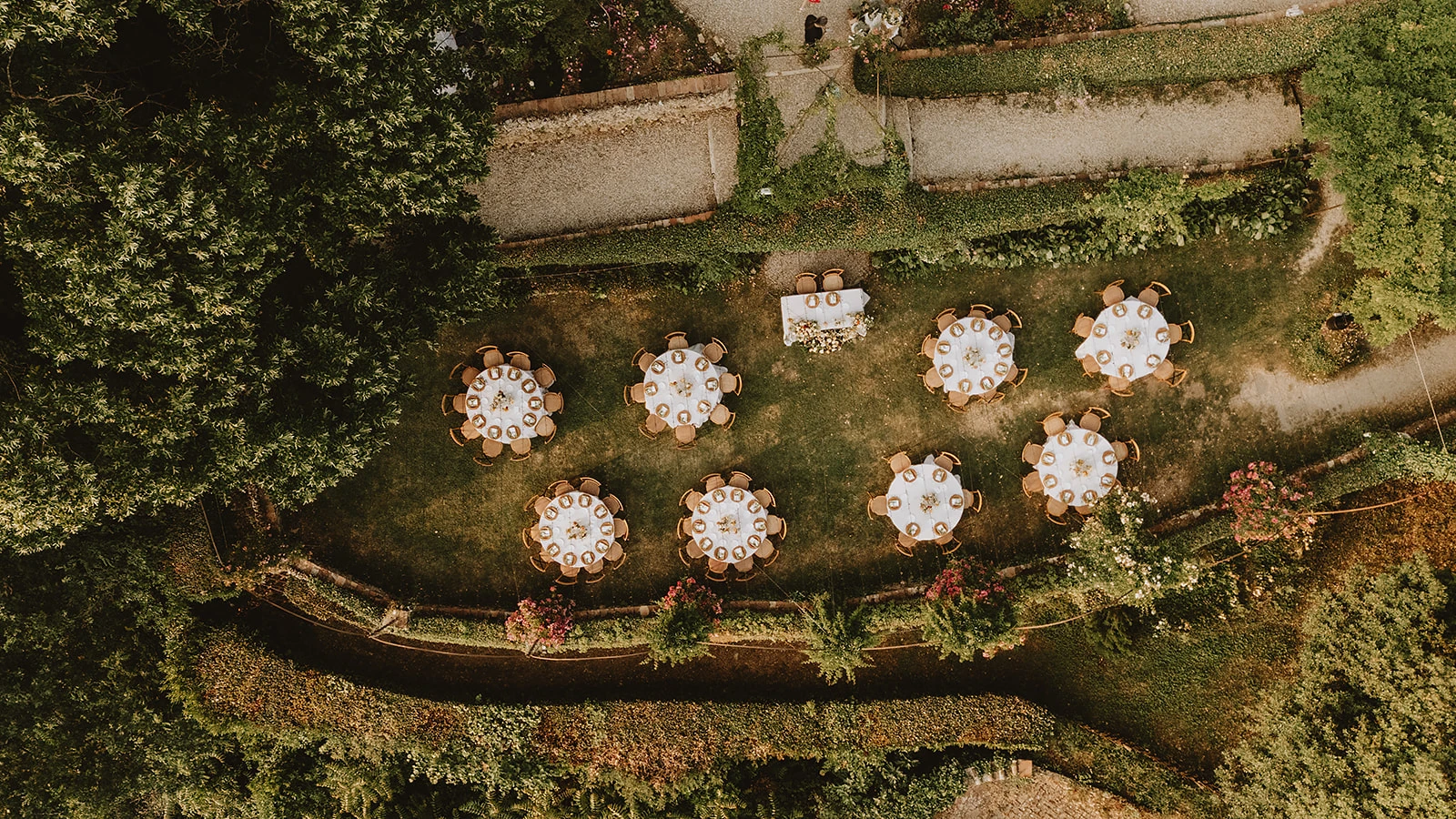 Vista dall'altro dei tavoli del matrimonio allestiti all'aperto a Villa di Striano nel giardino del glicine