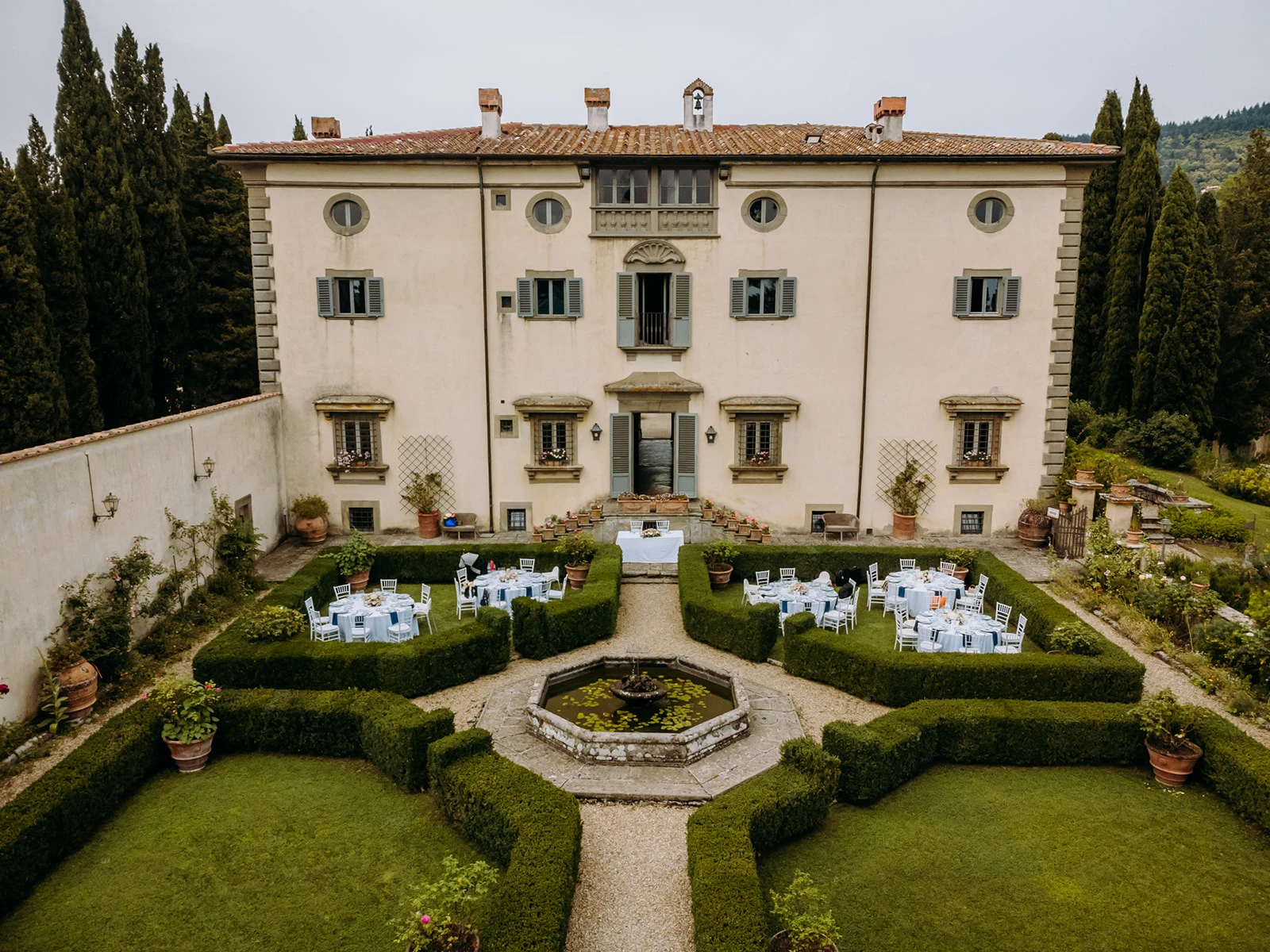 Sala del ricevimento allestita nel giardino all'italiana per il matrimonio a Villa di Bivigliano