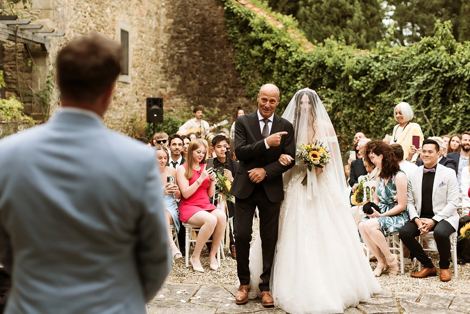 La sposa fa il suo ingresso accompagnata dal padre