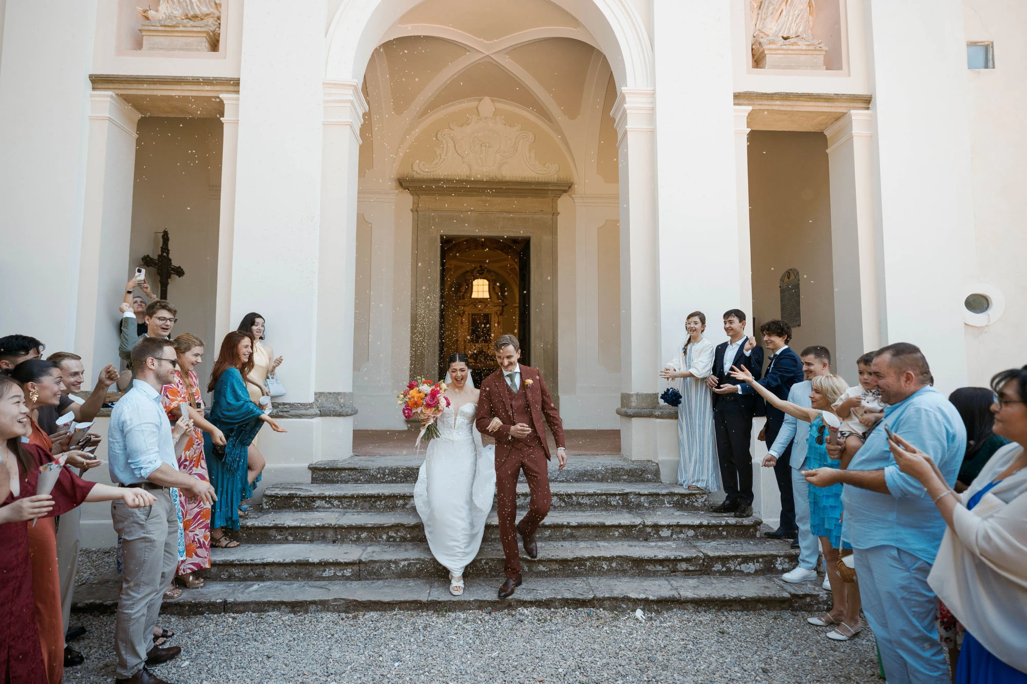 Lancio del riso all'uscita della chiesa per Samuel e Tanya