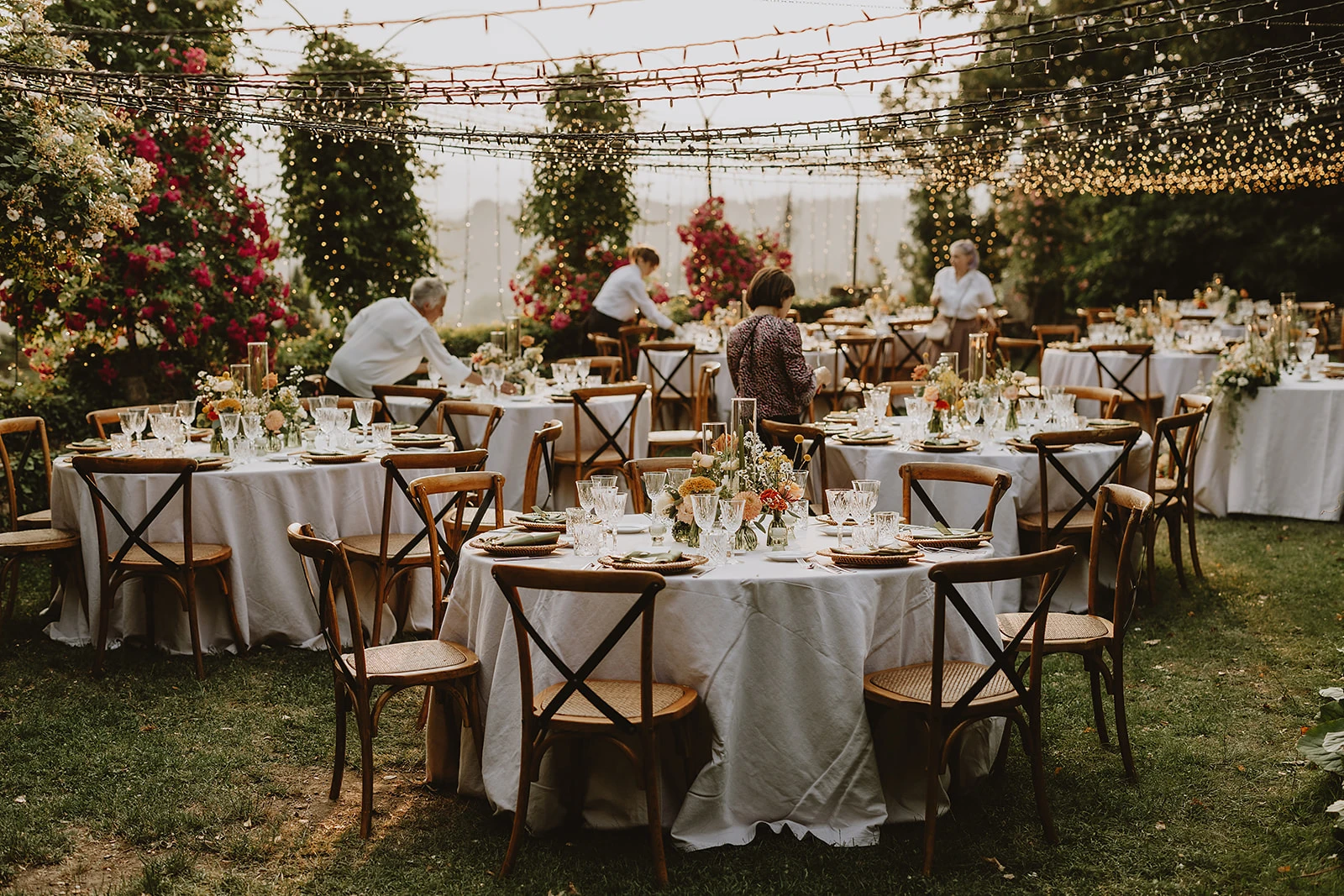 fornitori a lavoro durante l'allestimento del matrimonio coordinato da euphoria wedding helper in toscana