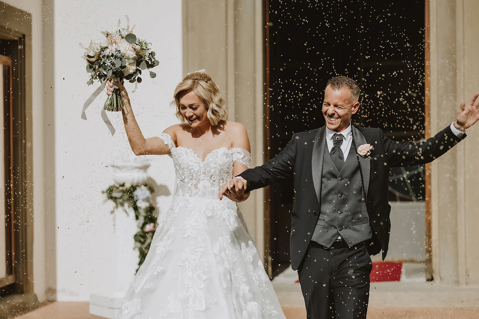 uscita degli sposi dalla chiesa e lancio del riso, matrimonio in toscana