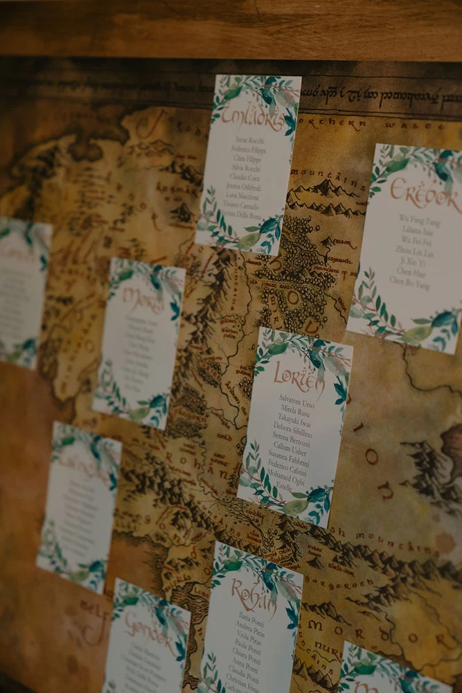 Dettaglio del Tableau de mariage  a Tema Signore degli Anelli, allestimento a cura di Ilaria euphoria events