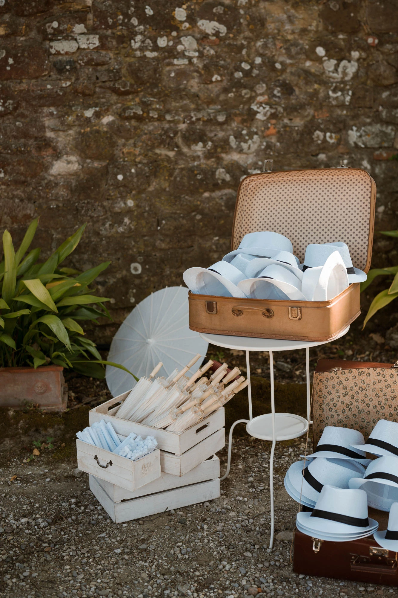 Angolo con cappelli e ombrellini per gli ospiti al matrimonio in toscana