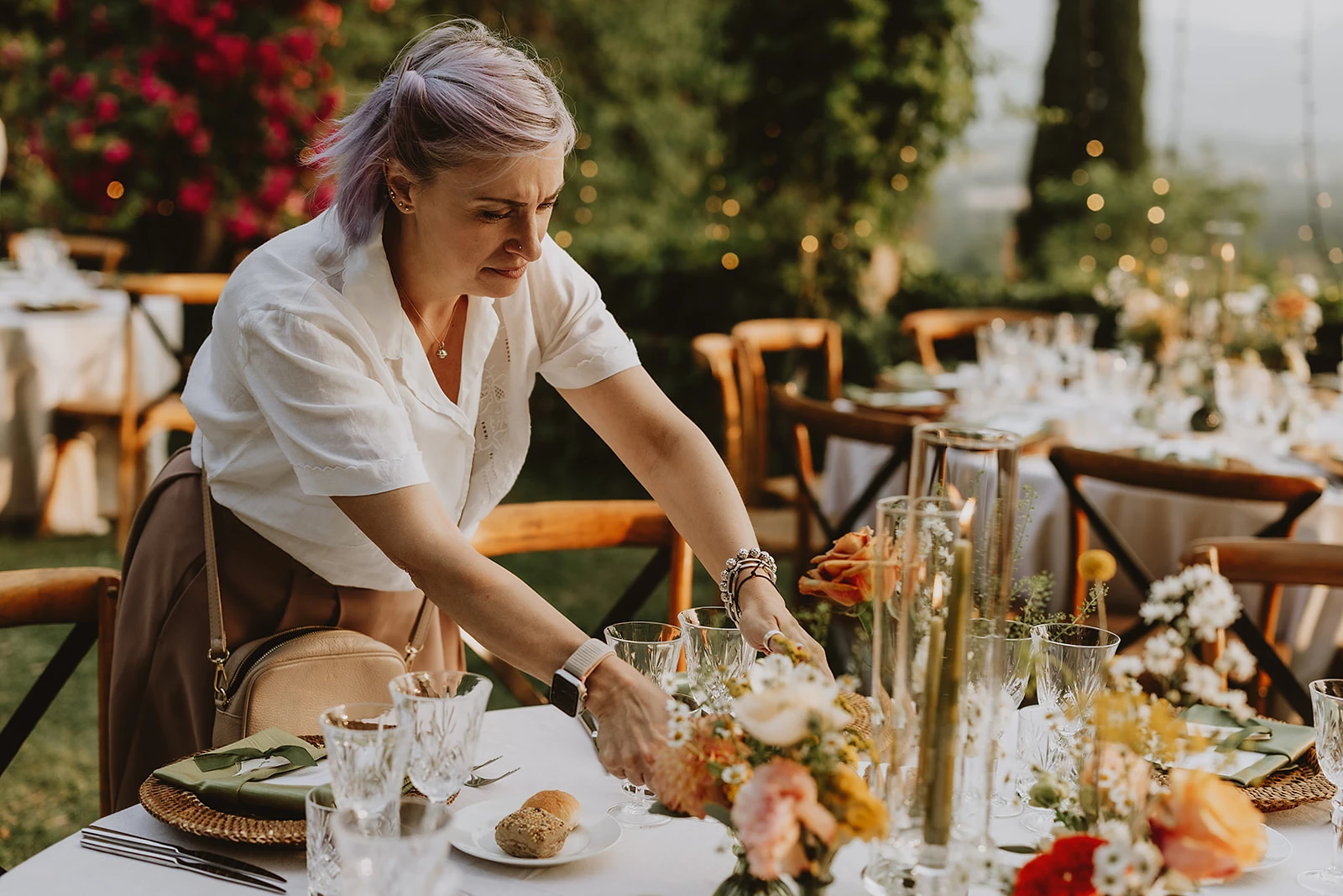 Ilaria, wedding helper, durante l'allestimento del matrimonio in villa in Mugello