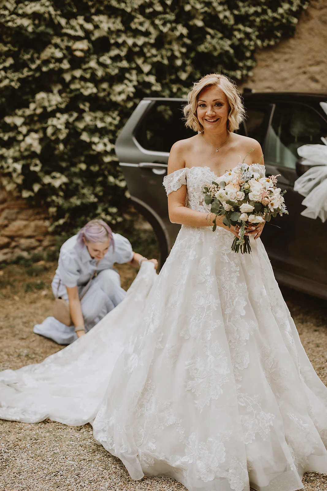 Ilaria, wedding helper di Euphoria Events, sistema l'abito della sposa all'arrivo a  Villa di Striano