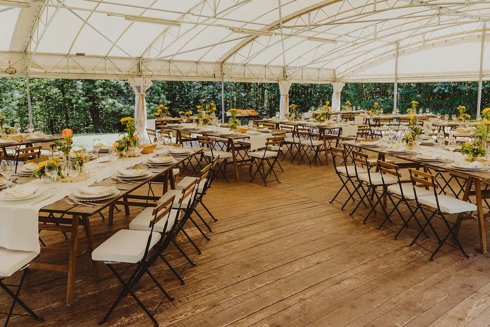 Sala del ricevimento allestita per il matrimonio country di Claudio e Giacomo in campagna toscana organizzato da euphoria events