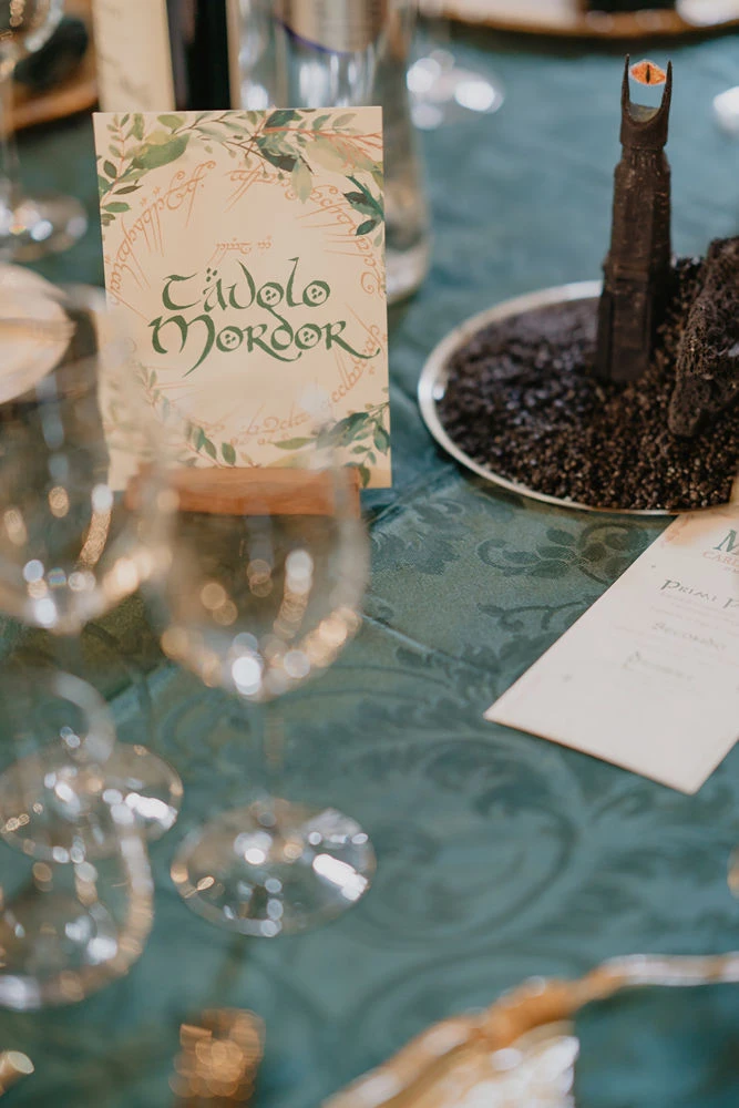 centrotavola e segnatavolo a tema signore degli anelli, coordinamento di matrimonio a cura di euphiora events wedding planner