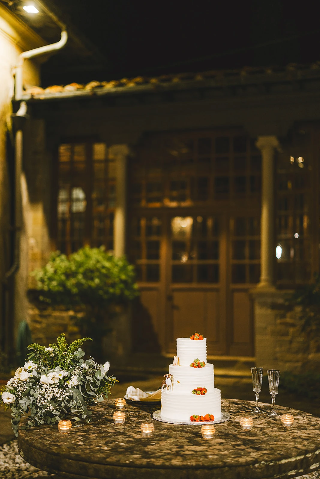 Allestimento del tavolo del taglio della torta del matrimonio di Luvai e Jessie destination wedding, full wedding planning