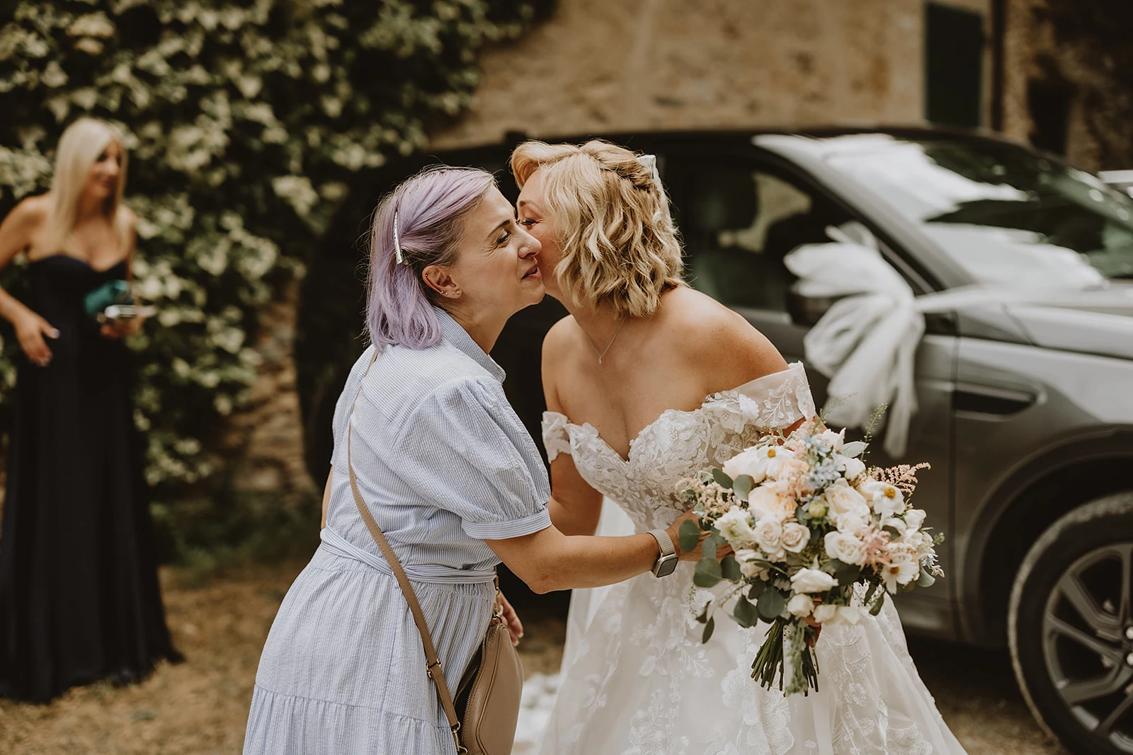 Ilaria, wedding helper di Euphoria Events, bacia la sposa al suo arrivo in location
