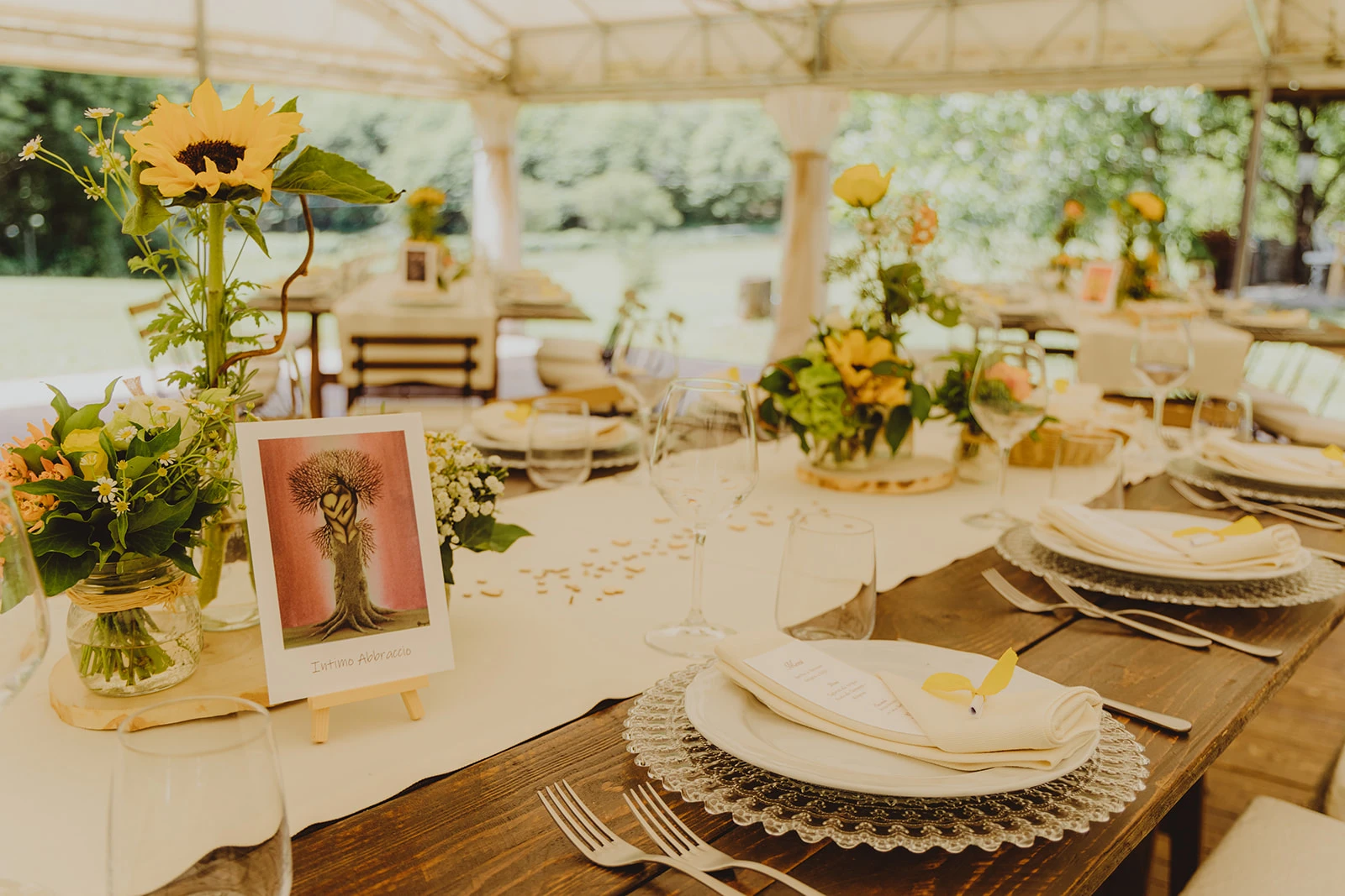 Allestimento dei tavoli country del ricevimento di matrimonio Claudio e Giacomo 