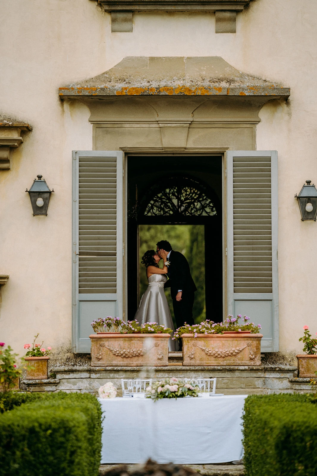 Gli sposi all'ingresso della Villa del matrimonio in toscana