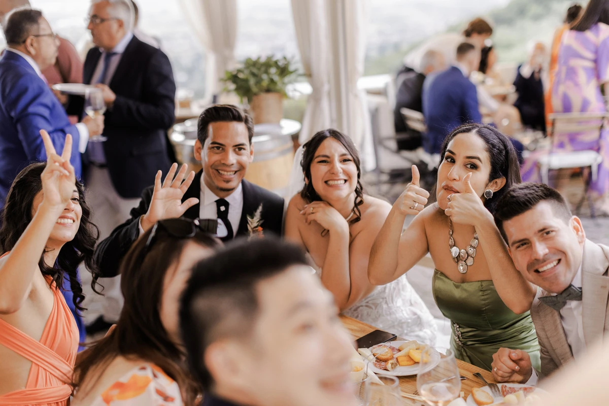 Gli sposi che festeggiano durante l'aperitivo di matrimonio intoscana