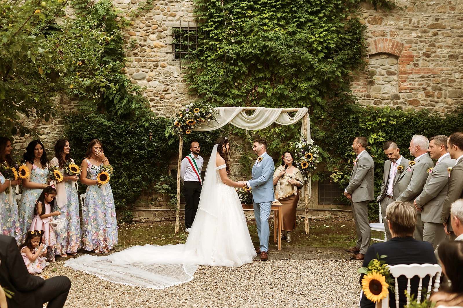 Phil e Gloria durante la cerimonia del loro matrimonio nel roseto del castello di Barberino
