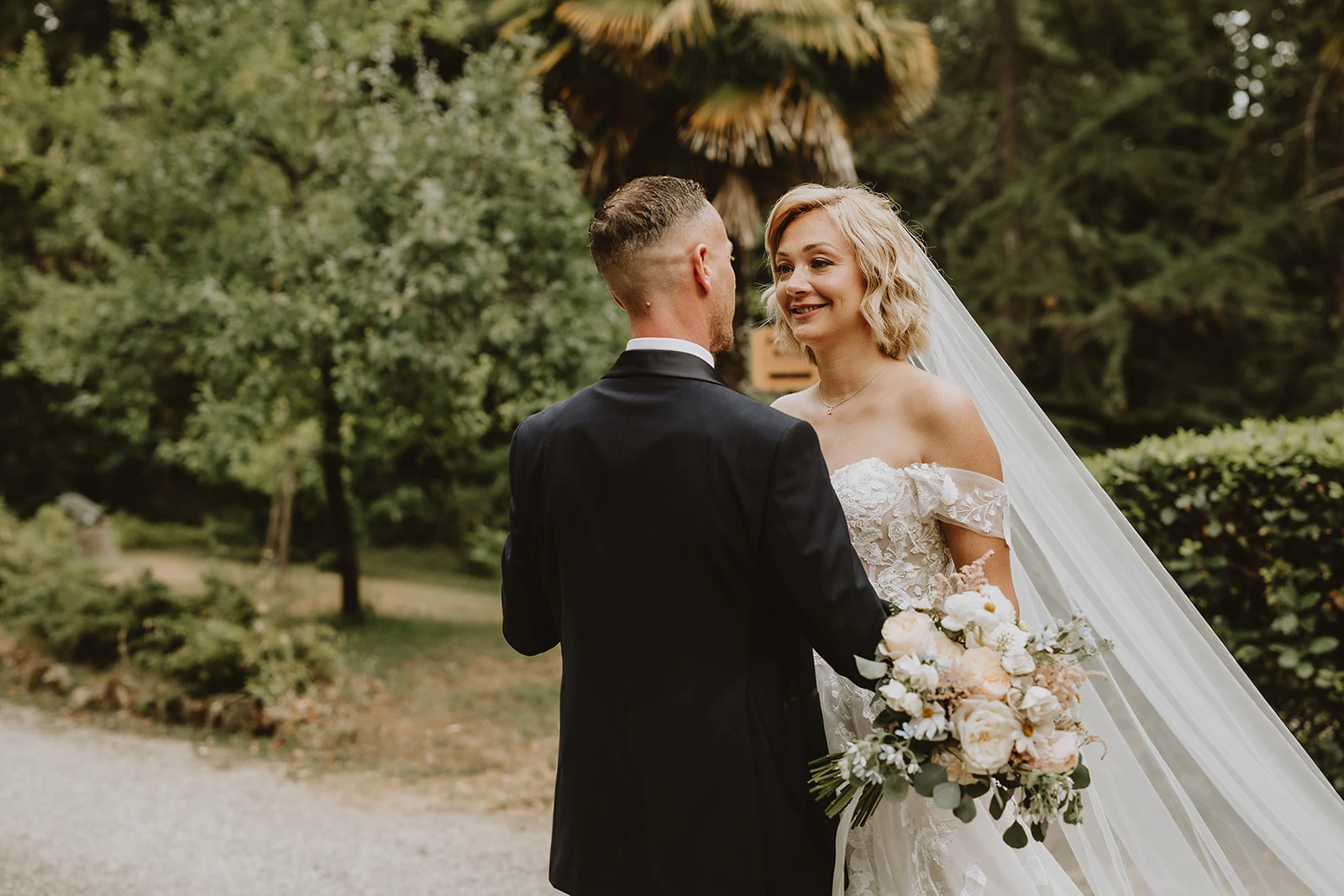 emozioni tra gli sposi dopo la cerimonia in mugello