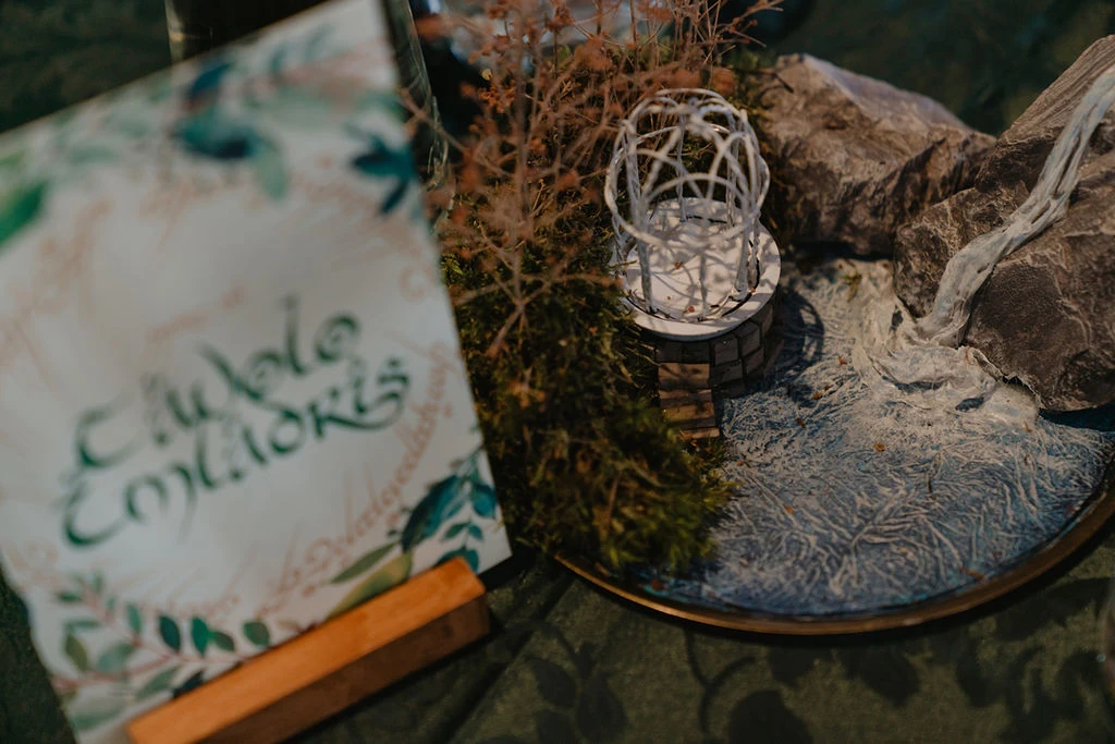 centrotavola e segnatavolo a tema signore degli anelli, coordinamento di matrimonio a cura di euphiora events wedding planner