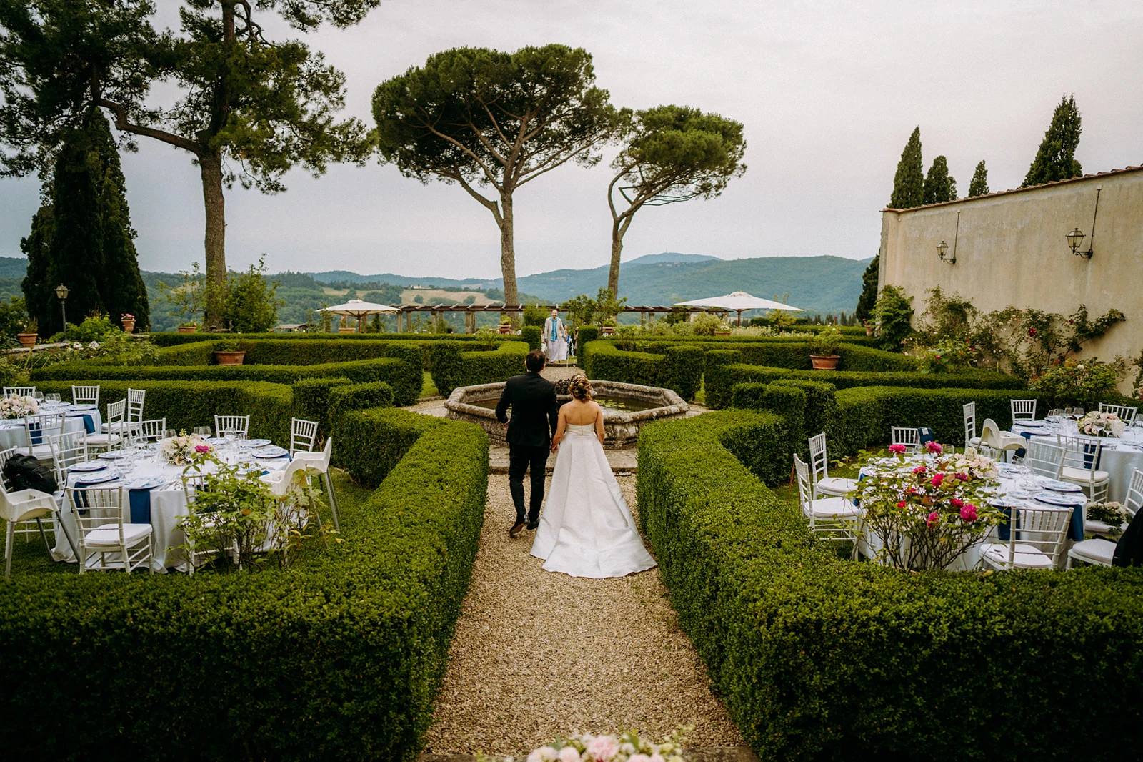 Gli sposi attraversano il giardino all'italiana di Villa di Bivigliano