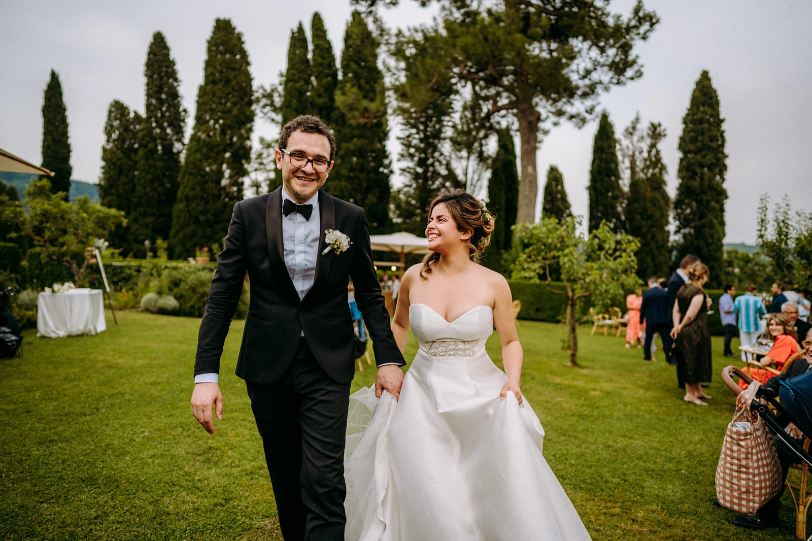 Gli sposi durante l'aperitivo del matrimonio in toscana