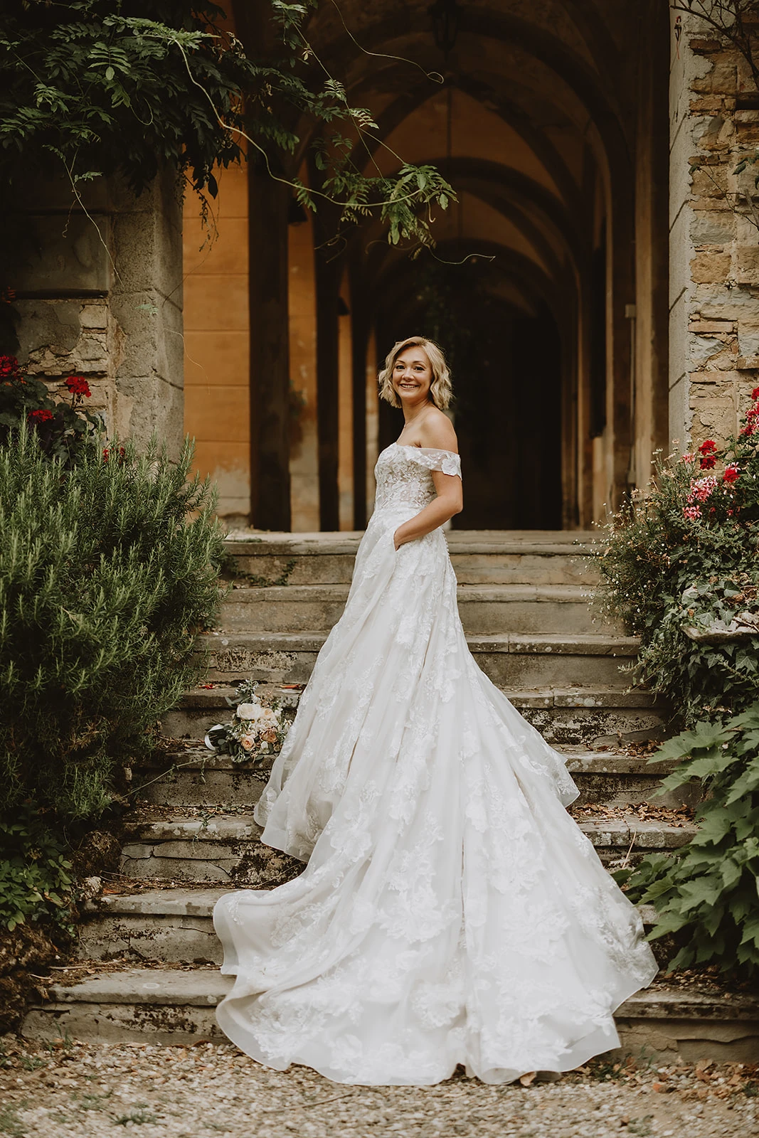 la sposa radiosa durante il servizio fotografino in villa in toscana