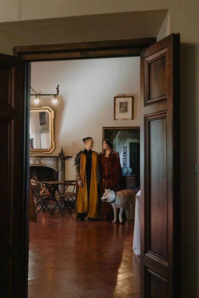 Ingresso degli sposi accompagnati dal loro cane al ricevimento di matrimonio in mugello