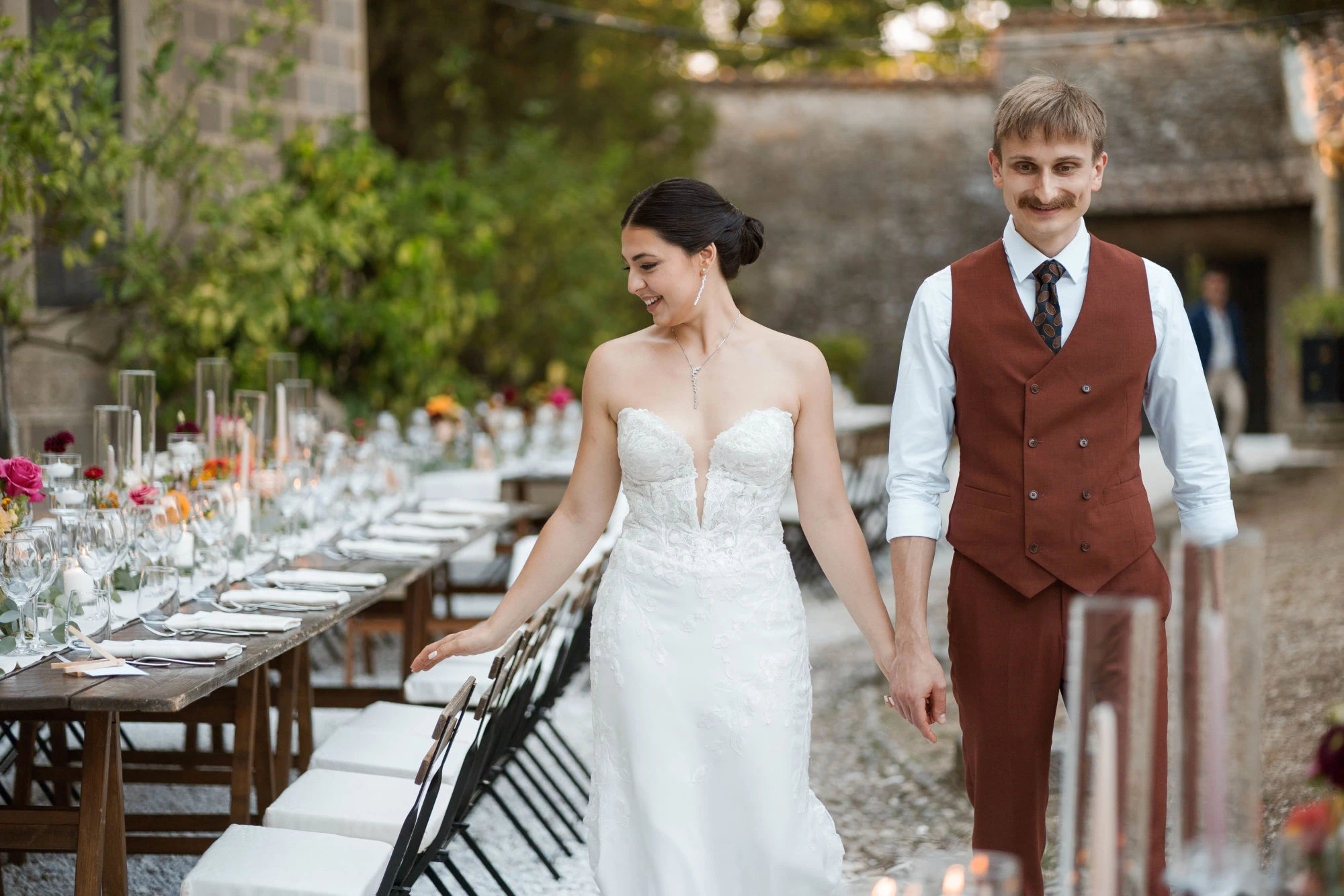Samuel e Tanya camminano tra i tavoli allestiti della cena di matrimonio