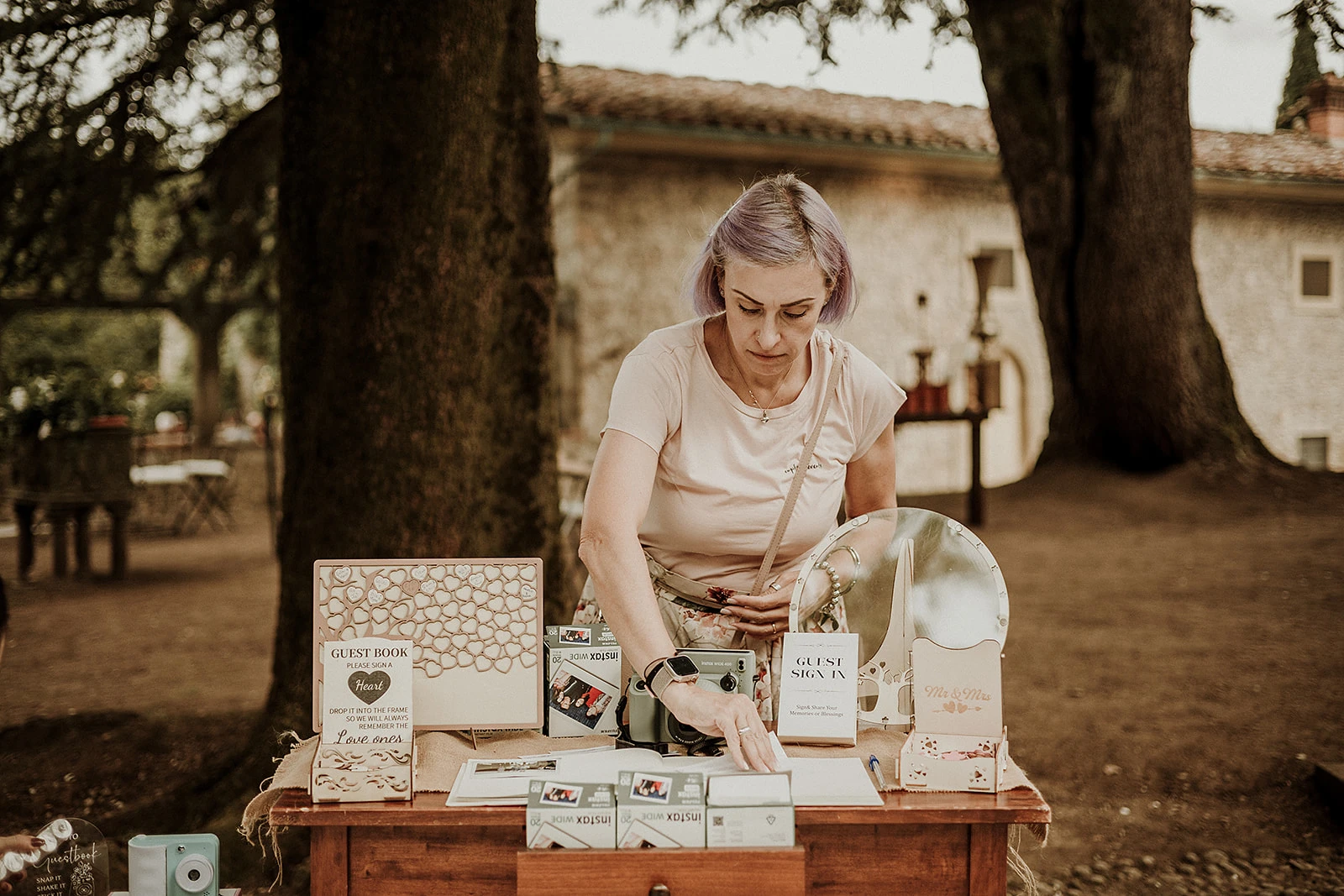 Ilaria, wedding helper di Euphoria Events, realizza allestimenti durante il matrimonio al Castello di Barberino
