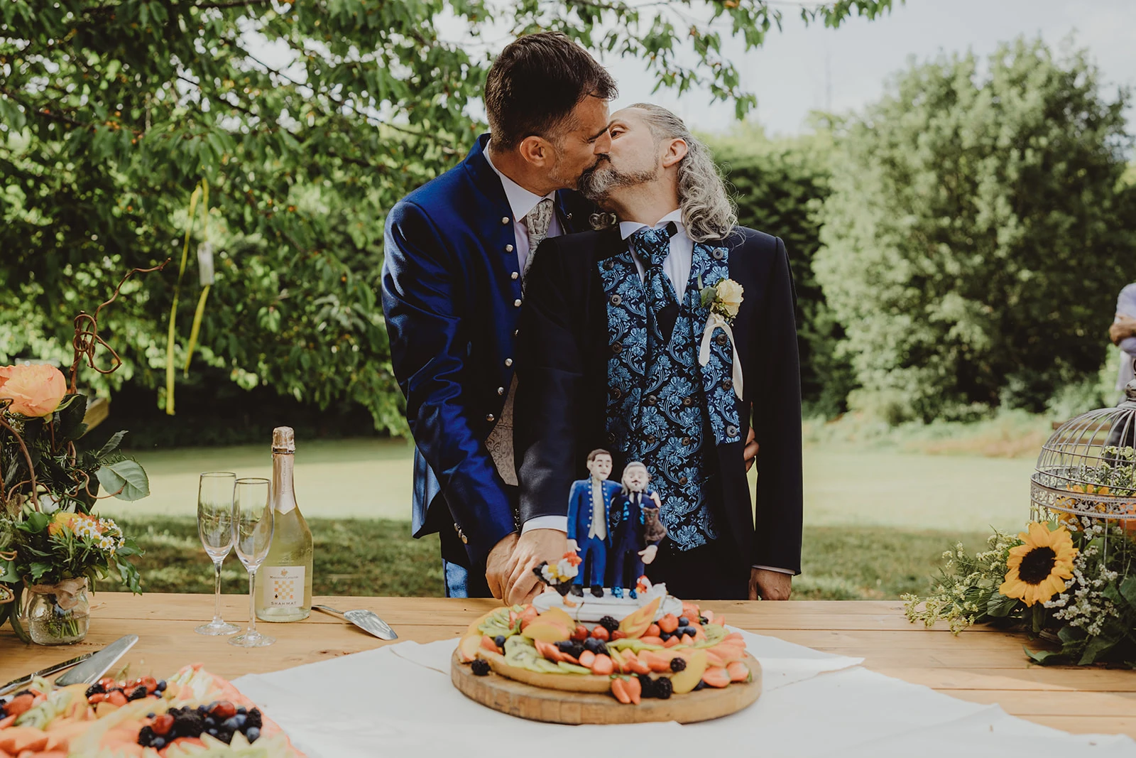 Taglio della torta di Claudio e Giacomo durante il matrimonio in agriturismo