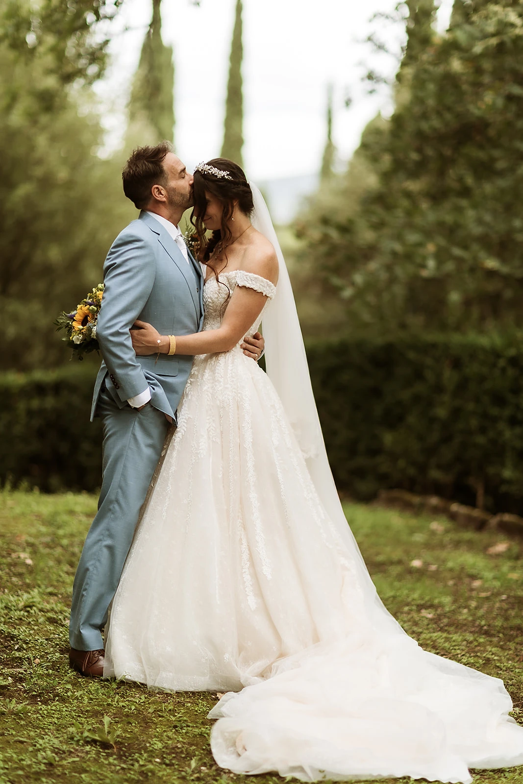 Phil e Gloria si abbracciano dopo la cerimonia al Castello di Barberino, matrimonio organizzato da Euphoria Events

