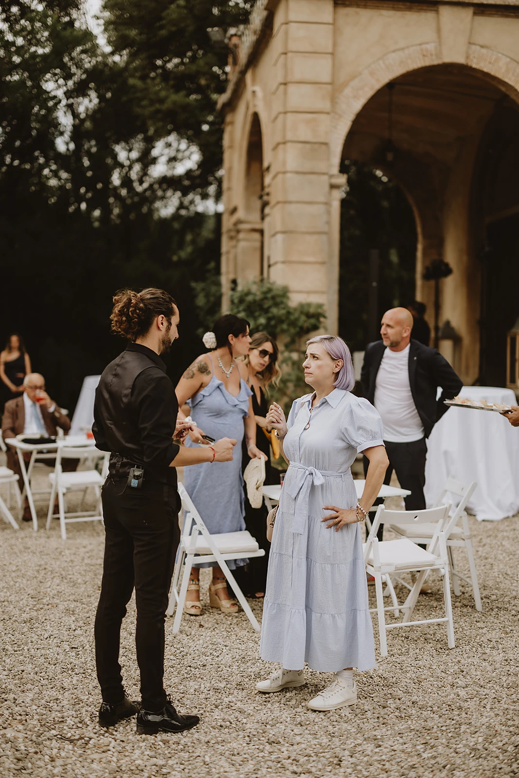 Ilaria, wedding helper di Euphoria Events, coordina i fornitori durante il matrimonio in toscana
