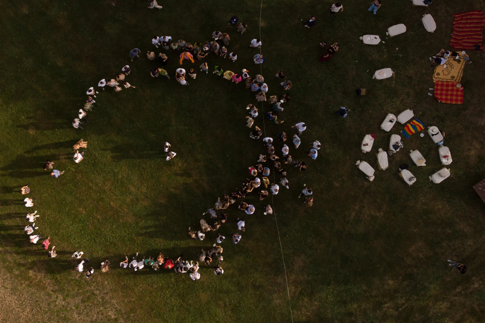 gli sposi al centro di un grande cerchio formato dagli ospiti, foto con il drone