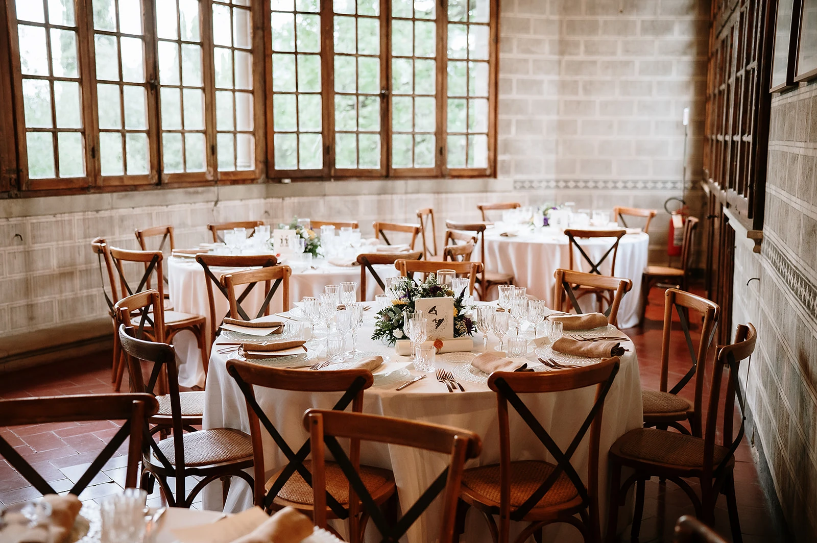 Sala del ricevimento allestita per la cena del matrimonio nella veranda del Castello di Barberino