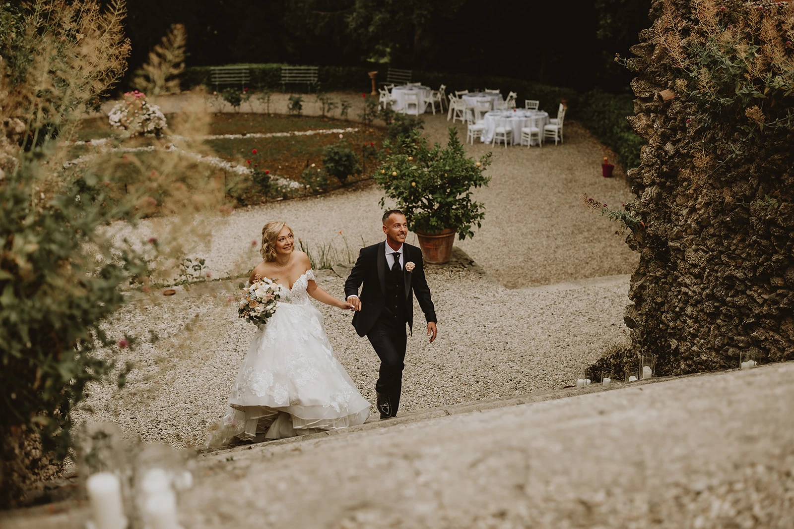 gli sposi fanno il loro ingresso all'aperitivo del matrimonio 