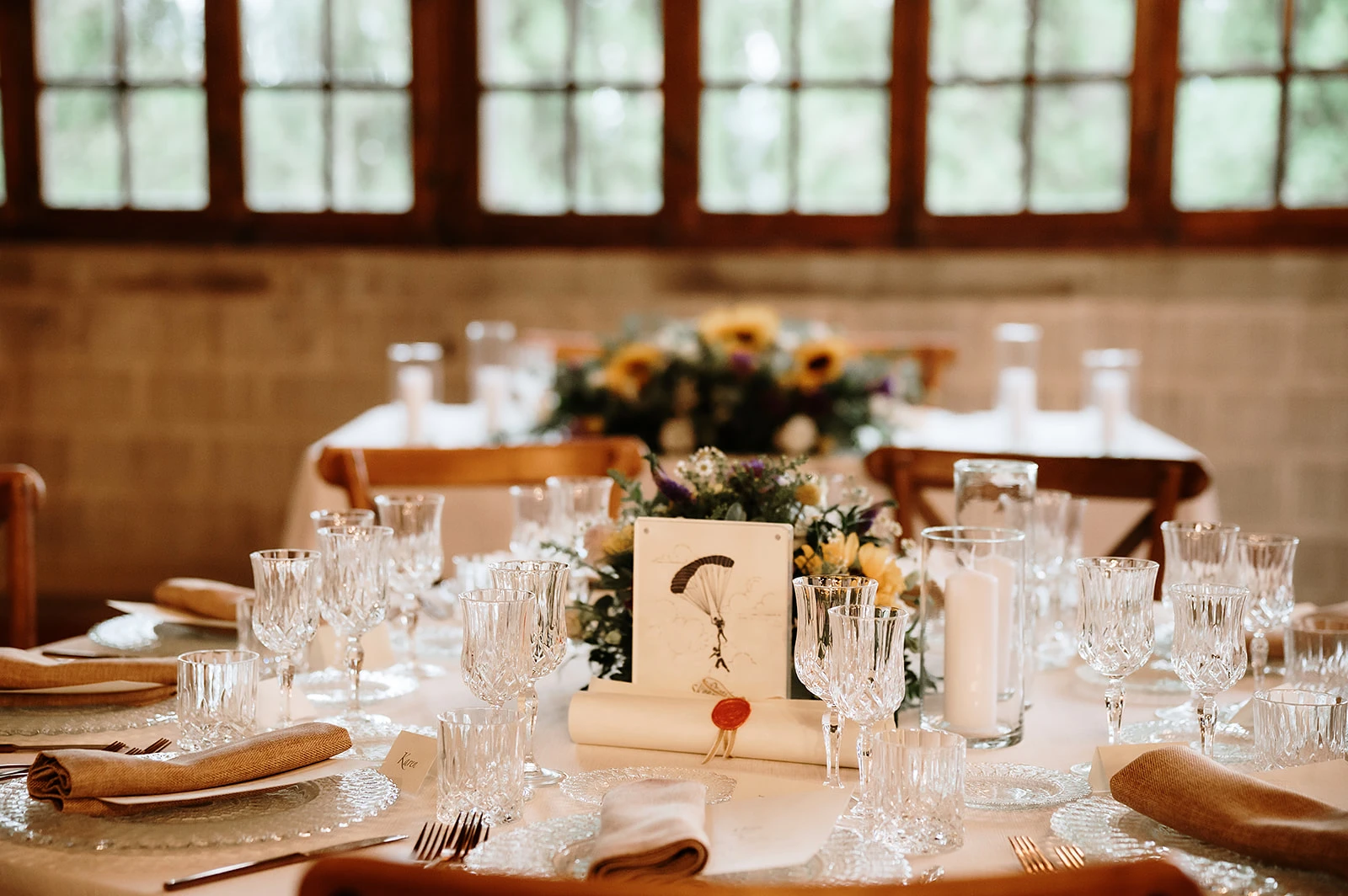 Dettagli floreali del centrotavola con i girasoli del matrimonio in toscana