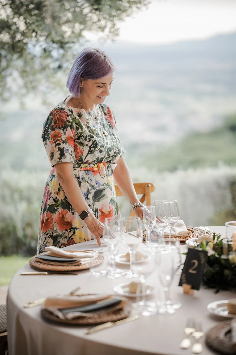 Ilaria, wedding helper, durante il coordinamento del matrimonio di Jesus e Giomar a Poggio Tondo