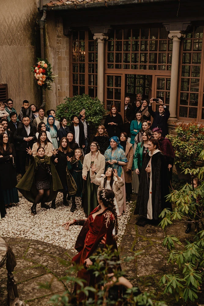 Lancio del bouquet della sposa nella corte del castello