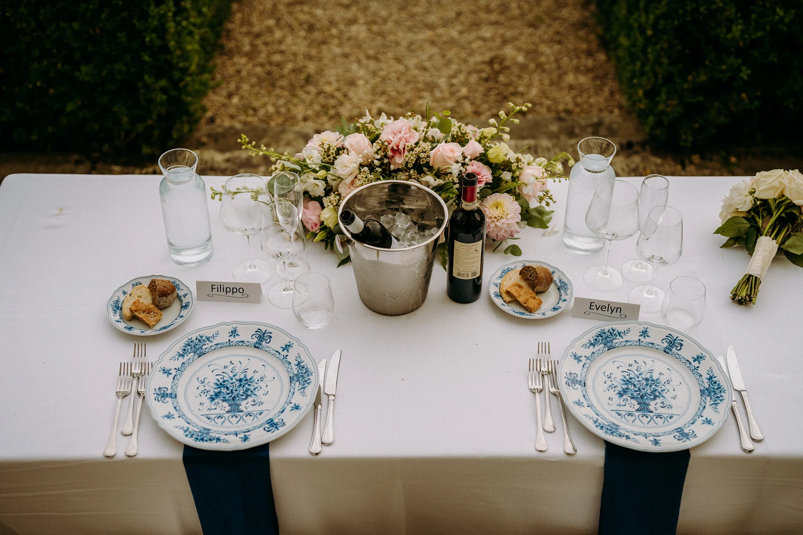 Allestimento del tavolo sposi del ricevimento di matrimonio